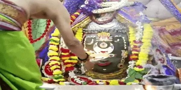 उज्जैनः रजत मुकुट, त्रिपुण्ड  र रुद्राक्षको मालाले सजाइयो बाबा महाकाललाई महानिर्वणी अखाड़ाले अर्पित गऱ्यो भस्म