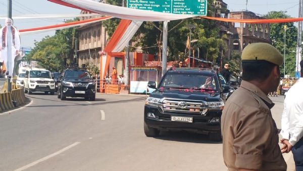 रास्ते में पुष्पवर्षा के बीच प्रधानमंत्री का स्वागत,काफिले में प्रधानमंत्री