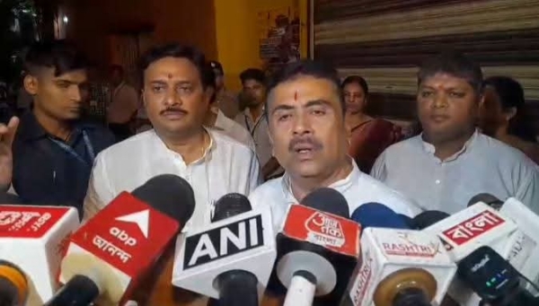 मुख्यमंत्री शुभेंदु अधिकारी प्रेस वार्ता करते हुए
