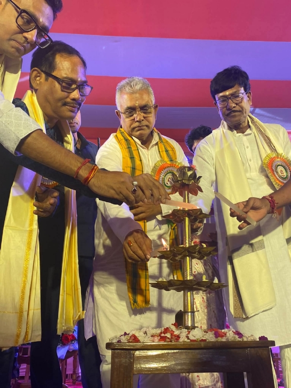 पूजा कार्यक्रम में दीप प्रज्वलित करते दिलीप घोष पूजा कार्यक्रम में दीप प्रज्वलित करते दिलीप घोष