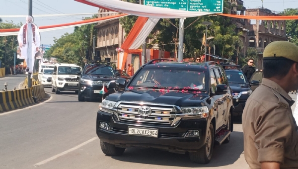 रास्ते में पुष्पवर्षा के बीच प्रधानमंत्री का स्वागत,काफिले में प्रधानमंत्री
