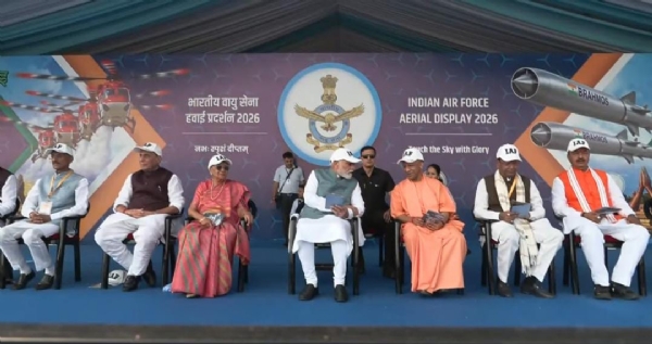 नमोघाट पर एयरशो देखते हुए प्रधानमंत्री