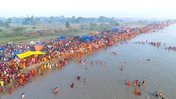 कार्तिक स्नान के लिए उमड़ी श्रद्धालुओं की भीड़ कार्तिक स्नान के लिए उमड़ी श्रद्धालुओं की भीड़