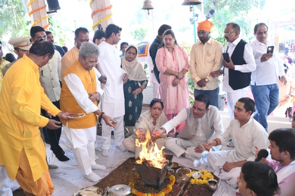 राज्यपाल गौतमले वाल्मीकि जयन्तीमा दिल्लीस्थित वाल्मीकि मन्दिरमा पूजाअर्चना गरे