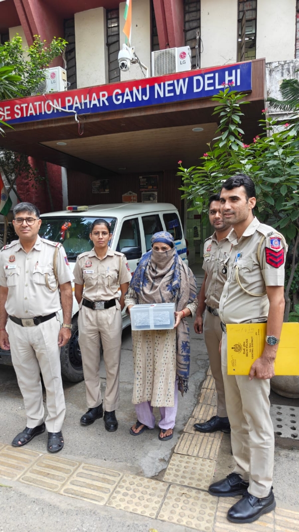 गिरफ्तार बुजुर्ग महिला गिरफ्तार बुजुर्ग महिला