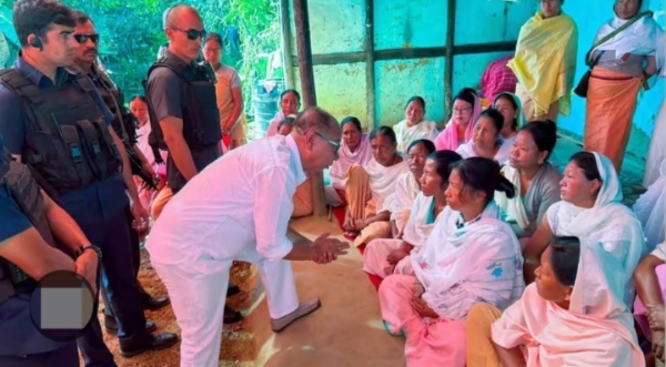 मणिपुर: मुख्यमंत्री वाई खेमचंद सिंह हमले में मारे गए नागरिकों के परिजनों से मुलाकात करते हुए। मणिपुर: मुख्यमंत्री वाई खेमचंद सिंह हमले में मारे गए नागरिकों के परिजनों से मुलाकात करते हुए।