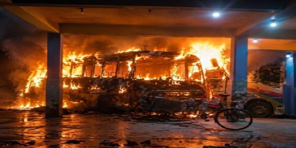 मेदिनीपुर सेन्ट्रल बस स्ट्याण्डमा आगलागी, केही बसहरू जलेर खरानीमा परिणत