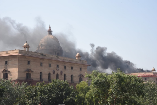 नई दिल्ली में सोमवार को नॉर्थ ब्लॉक की छत पर निर्माण कार्य के दौरान वेल्डिंग से उठे धुएं का दृश्य। नई दिल्ली में सोमवार को नॉर्थ ब्लॉक की छत पर निर्माण कार्य के दौरान वेल्डिंग से उठे धुएं का दृश्य।