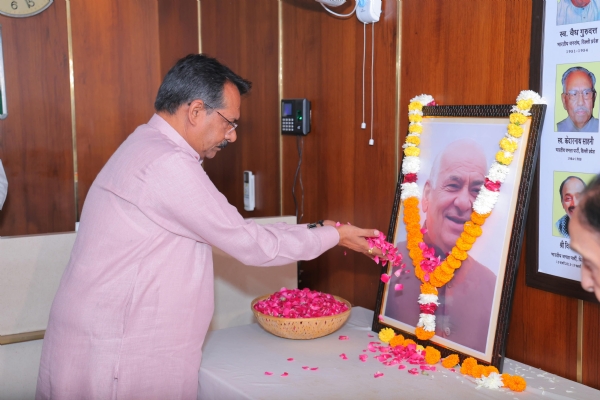 दिल्ली भाजपा अध्यक्ष हर्ष मल्होत्रा मदनलाल खुराना के चित्र पर श्रद्धांजली अर्पित करते हुए।