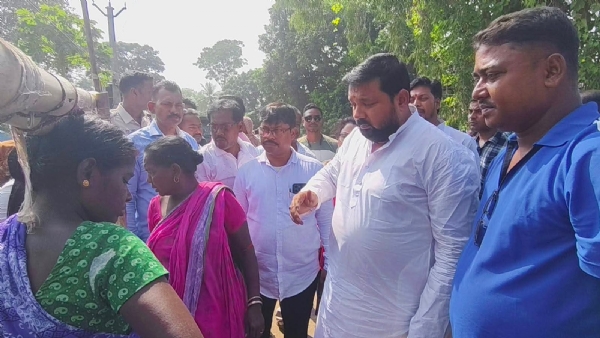 पीड़ित परिवारों। के साथ विधायक