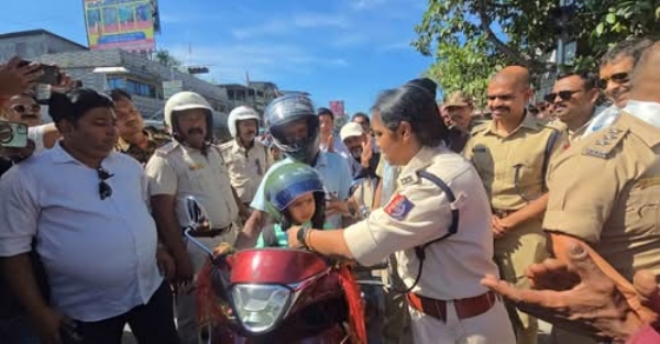 बाइक चालकों को हेलमेट पहनाती जिला पुलिस अधीक्षक सुजाता कुमारी वीणापाणि बाइक चालकों को हेलमेट पहनाती जिला पुलिस अधीक्षक सुजाता कुमारी वीणापाणि