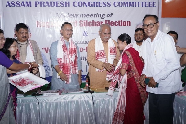 শিলচৰ পৌৰসভাৰ নিৰ্বাচনত জয়ী কংগ্ৰেছ প্ৰাৰ্থী ৰাজশ্ৰী গোৱালাক ৰাজীৱ ভৱনত সম্বৰ্ধনা দৃশ্য শিলচৰ পৌৰসভাৰ নিৰ্বাচনত জয়ী কংগ্ৰেছ প্ৰাৰ্থী ৰাজশ্ৰী গোৱালাক ৰাজীৱ ভৱনত সম্বৰ্ধনা দৃশ্য