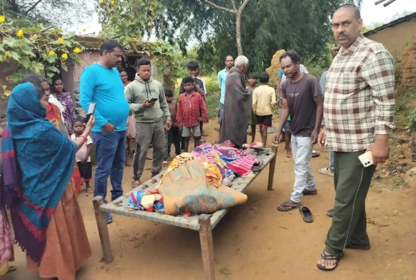 घटनास्थल पर विधायक सोनाराम सिंकु निरीक्षण करते घटनास्थल पर विधायक सोनाराम सिंकु निरीक्षण करते