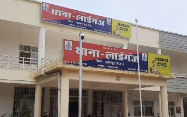 जबलपुर: रानीताल फ्लाईओवर पर दो भाइयों पर चाकू से हमला, फायरिंग कर 6 हजार रुपए लूटे