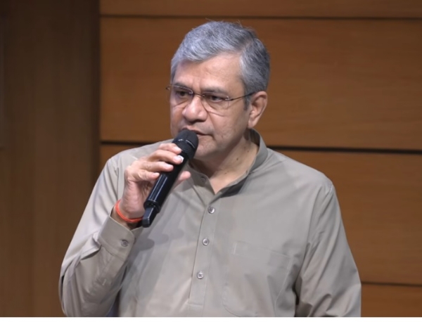 केंद्रीय सूचना एवं प्रसारण मंत्री अश्विनी वैष्णव मंगलवार को राष्ट्रीय मीडिया केंद्र में पत्रकार वार्ता कों संबोधित करते हुए केंद्रीय सूचना एवं प्रसारण मंत्री अश्विनी वैष्णव मंगलवार को राष्ट्रीय मीडिया केंद्र में पत्रकार वार्ता कों संबोधित करते हुए