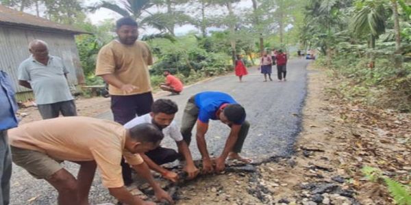 सड़क निर्माणमा व्यापक अनियमितता, नयाँ पिच हातले उक्किन थाल्यो