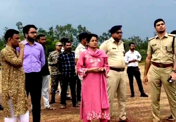 प्रशासनिक अधिकारी व्यस्था देखते हुए प्रशासनिक अधिकारी व्यस्था देखते हुए