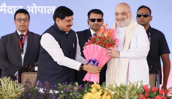 केंद्रीय गृह एवं सहकारिता मंत्री अमित शाह का मुख्यमंत्री डॉ. मोहन यादव ने भोपाल में आयोजित गोपालक सम्मेलन में पुष्प-गुच्छ भेंट कर स्वागत किया।