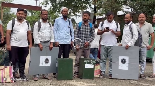 असमः सिलचर नगर निगम चुनाव के लिए मतदान केंद्रों के लिए रवाना होते मतदानकर्मी