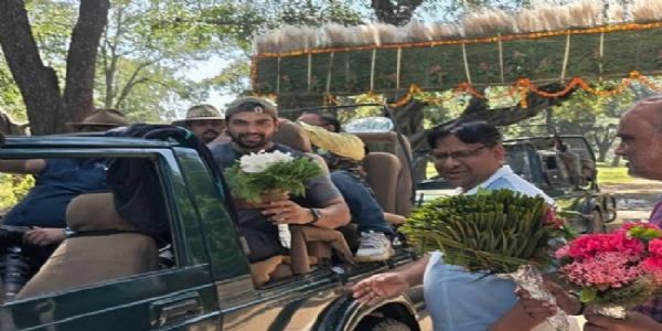 ओलम्पियन नीरज चोपड़ा र गगन नारङ बाँधवगढ़ पुगे, प्राकृतिक सौन्दर्य र वन्यजन्तुलाई नजिकबाट नियाले
