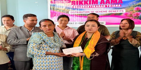 आमा सशक्तिकरण योजना: पाकिम जिल्लाका पाँचवटै निर्वाचन क्षेत्रका लाभग्राहीहरूलाई चेक वितरण