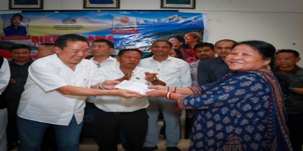 पोकलोक-कामराङका ४४५ आमालाई आमा सशक्तीकरण योजनाको चेक वितरण