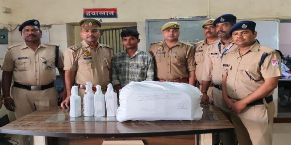 कानपुर सेन्ट्रल नजिक एक लाख रुपियाँभन्दा बढ़ीको रक्सी सहित युवक पक्राउ