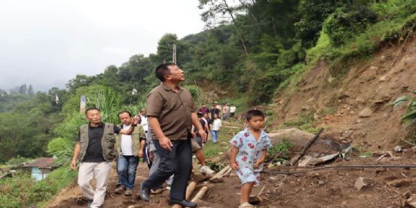 मन्त्री भोटियाले माङ्गताबुङ गाउँमा पैह्रोबाट भएको क्षतिको स्थलगत निरीक्षण गरे