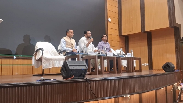 पर्यावरण भवन में संवाददाताओं से मुखातिब बने एवं पर्यावरण मंत्री मनोज कुमार उरांव