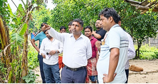 ब्लॉक भूमि एवं भूमि सुधार विभाग के कर्मचारी इलाके का निरीक्षण करते हुए