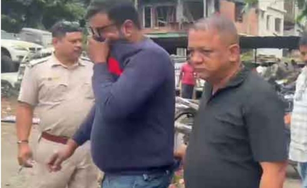गिरफ्तार फर्जी अधिकारी को ले जाती पुलिस