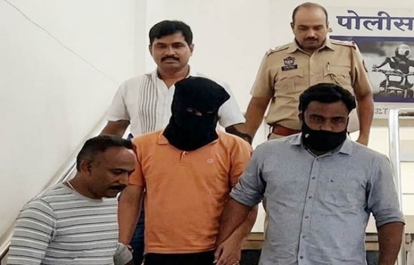 सोनीपत: बॉलीवुड अभिनेता टाइगर श्रॉफ की कार पर फायरिंग मामले में अमर को गिरफ्तार किए हुए मुंबई पुलिस सोनीपत: बॉलीवुड अभिनेता टाइगर श्रॉफ की कार पर फायरिंग मामले में अमर को गिरफ्तार किए हुए मुंबई पुलिस