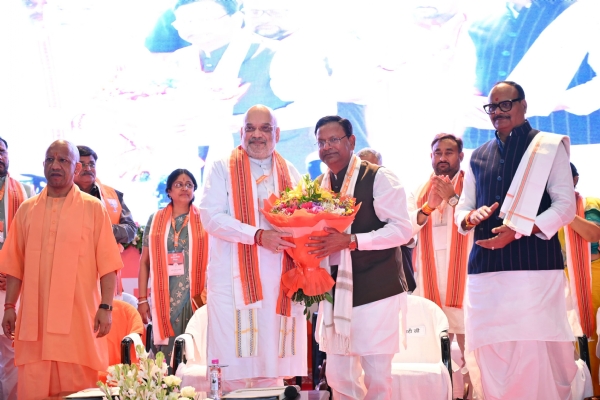 अमित शाह का स्वागत करते भाजपा प्रदेश अध्यक्ष पंकज चौधरी
