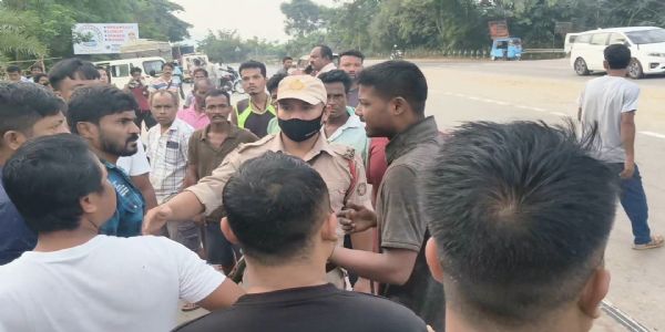 अवैध रूपमा  20 वटा गाईवस्तु लादिएका दुई वटा वाहन जफत