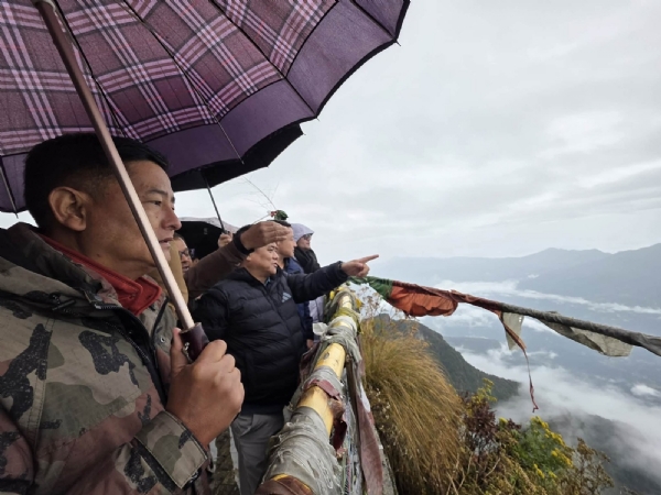 वन विभाग मन्त्री लेप्चाले भालेढुङ्गा स्काइवाक परियोजनाको निरीक्षण गरे वन विभाग मन्त्री लेप्चाले भालेढुङ्गा स्काइवाक परियोजनाको निरीक्षण गरे