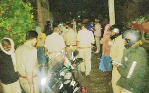 डोहरी गांव में घटना के बाद मौजूद पुलिस एवं ग्रामीण