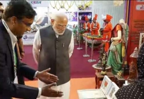 प्रधानमंत्री मोदी गुजरात में सीसीआईसी पवेलियन का दौरा करते हुए।