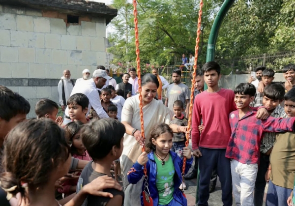दिल्ली की मुख्यमंत्री रेखा गुप्ता शनिवार नेहरू कैंप में दो शिशु वाटिकाओं का उद्घाटन के दौरान बच्चे को झूला झूलते हुए
