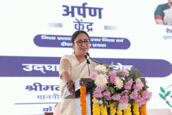 दिल्ली की मुख्यमंत्री रेखा गुप्ता शनिवार को कस्तूरबा गांधी पॉलिटेक्निक पीतमपुरा में अर्पण केंद्र के शुभारंभ के दौरान संबोधित करते हुए दिल्ली की मुख्यमंत्री रेखा गुप्ता शनिवार को कस्तूरबा गांधी पॉलिटेक्निक पीतमपुरा में अर्पण केंद्र के शुभारंभ के दौरान संबोधित करते हुए