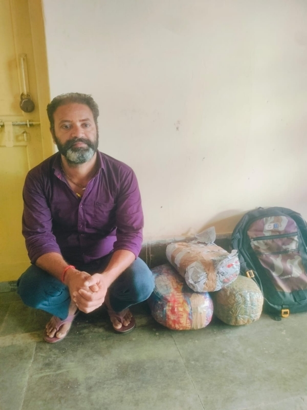 खड़गपुर स्टेशन पर जब्त गांजा के साथ गिरफ्तार आरोपित खड़गपुर स्टेशन पर जब्त गांजा के साथ गिरफ्तार आरोपित