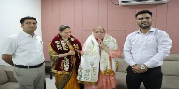 अभिनेत्री तमन्ना भाटियाले आमासहित महाकालेश्वर मन्दिरमा गरिन् दर्शन, भस्म आरतीमा भइन् सहभागी