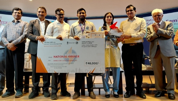 दिल्ली स्थित राष्ट्रीय विज्ञान केंद्र में आयोजित नेशनल साइंस सेमिनार 2026 में अतिथि और छात्रा सौम्यश्री थानापति