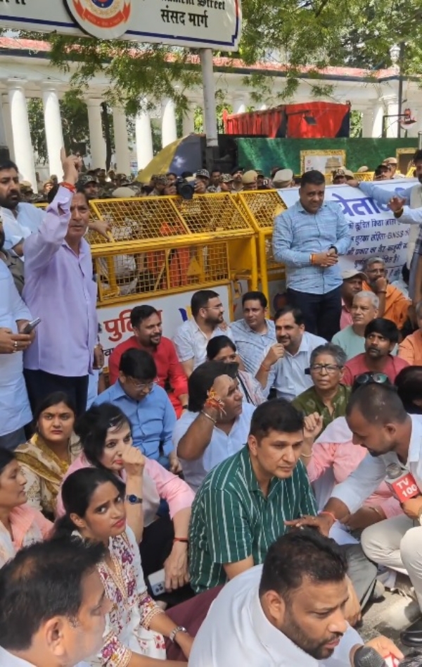 संसद मार्ग पुलिस थाने के बाहर रविवार को विरोध प्रदर्शन करते आआपा के दिल्ली प्रदेश संयोजक सौरभ भारद्वाज