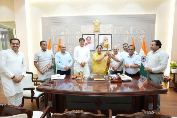 मुख्यमंत्री जन सेवा सदन में दिल्ली की विभिन्न रामलीला समितियों के सदस्यों से रविवार को  मुलाकात करती मुख्यमंत्री रेखा गुप्ता