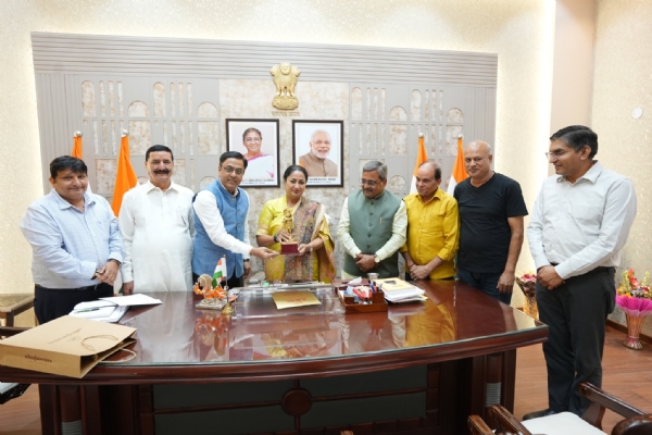 मुख्यमंत्री जन सेवा सदन में दिल्ली की विभिन्न रामलीला समितियों के सदस्यों से रविवार को  मुलाकात करती मुख्यमंत्री रेखा गुप्ता