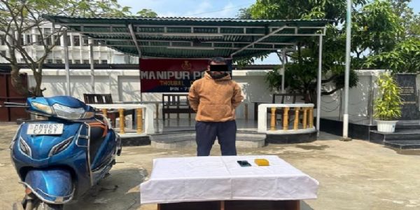 मणिपुरमा संदिग्ध हेरोइन र चोरीको स्कुटी सहित युवक पक्राउ