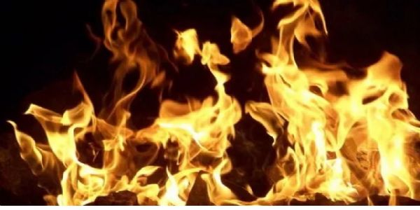 ईएम बाइपासमा गुड़िरहेको कारमा आगलागी, भाग्यले बचे चालक अनि यात्रुहरू
