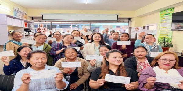 विधायक पामिन लेप्चाले योग्य लाभग्राहीहरूलाई चेक वितरण गरिन्