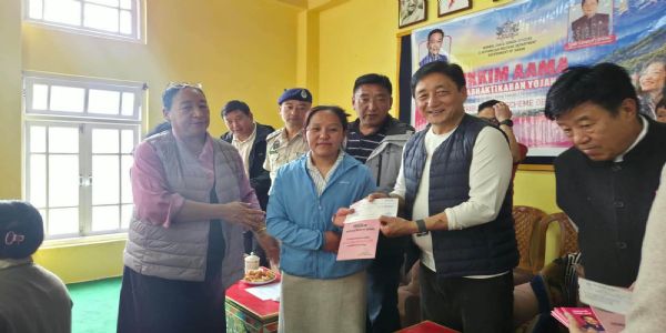 आमा सशक्तिकरण योजना: 360 भन्दा बढ़ी लाभग्राहीहरूलाई चेक हस्तान्तरण