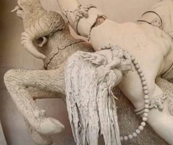 खंडित की गई मूर्तियां। फोटो - द डेली स्टार